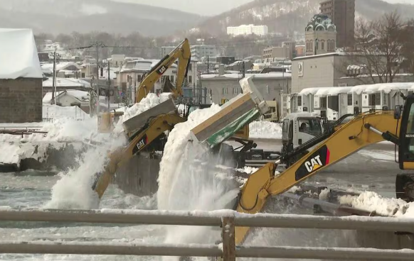 【大雪】“坂の街”の豪快な雪処理　真冬の小樽港でショベルカーがド派手にバシャバシャと海を撹拌　春には浚渫作業でクリーンに　北海道小樽市