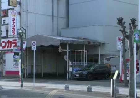 タワー駐車場でカウンターウエイトに挟まれて死亡