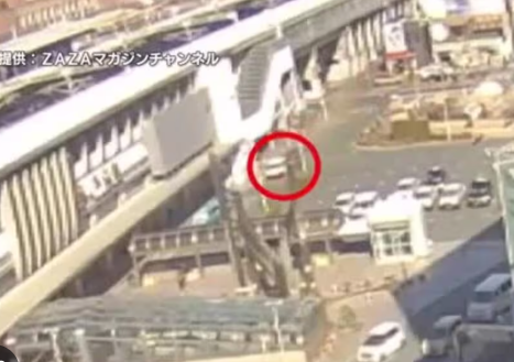 駅前のロータリーで“大暴走”　中央分離帯を乗り越えタクシーに正面衝突　計3台が関連する事故