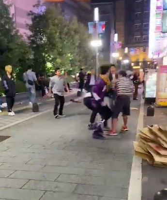 【動画】歌舞伎町で右翼２人が外国人２人組にボコボコにされる