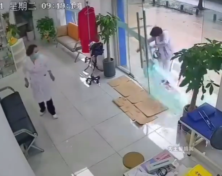【動画】おばあちゃん、昔のドラゴンボールみたいな効果音を出しながら入店