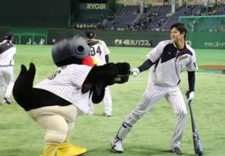 【gif】　大谷翔平 「つば九郎に直接会ったことはもちろんない」　→直接会ってたし引き倒してました