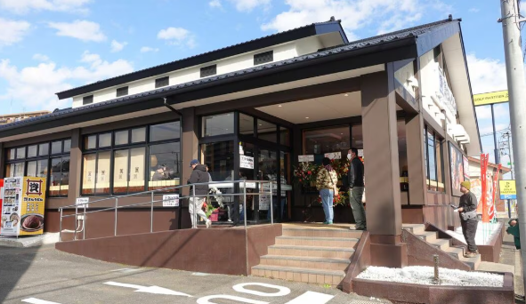 【資さん（すけさん）うどん1日売上200万円、関東でも"大反響"の背景】｢丸亀vsはなまる｣ 2強のうどん市場に殴り込み！