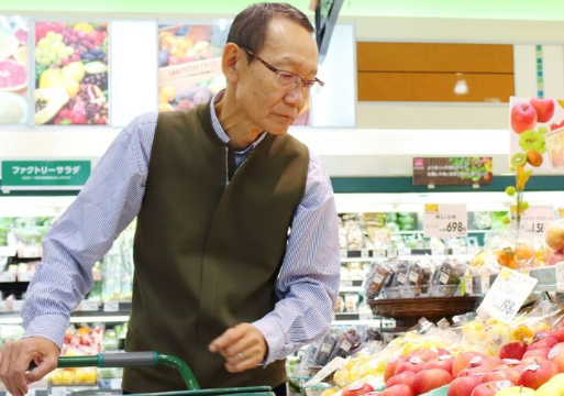 80代男性、年金12万、ダッシュでタイムセールの野菜を掴み取る「野菜食べないと死ぬ」