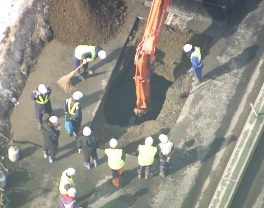 【速報】札幌市でも道路に穴、現在は「幅50cm・深さ200cm」