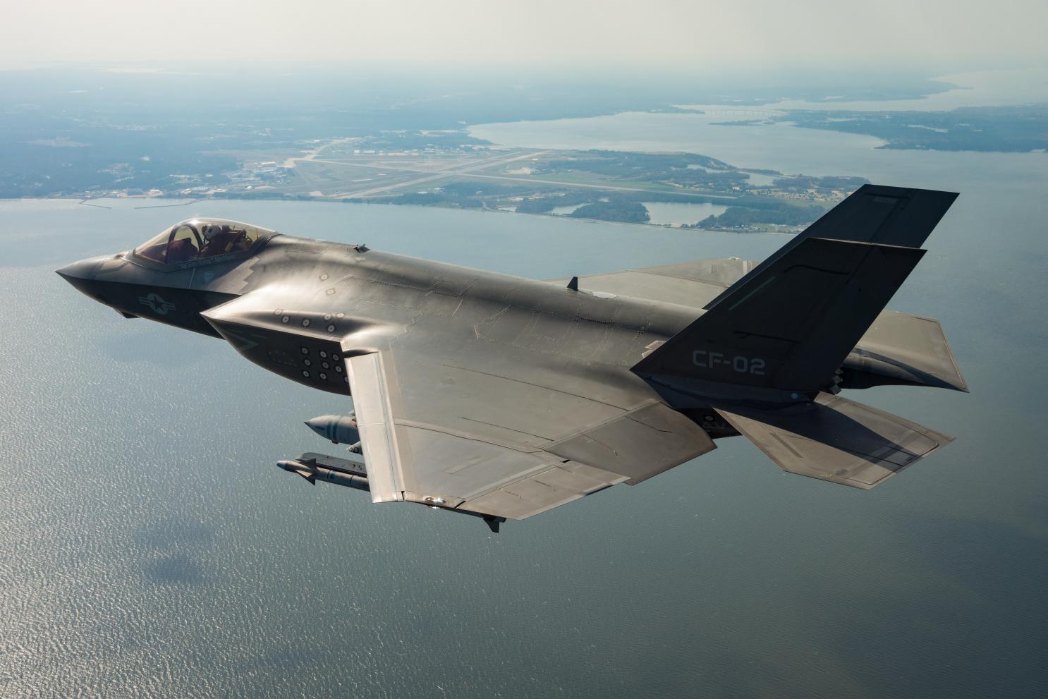 フィリピン領海上空を飛行中のフィリピン機に中国軍ヘリが異常接近して墜落させようとする