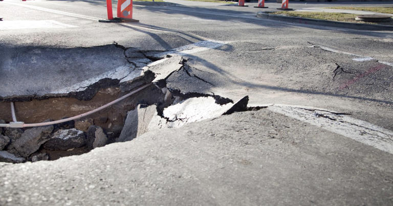 人工透析の廃液が道路陥没を引き起こす、下水道管の損傷事故