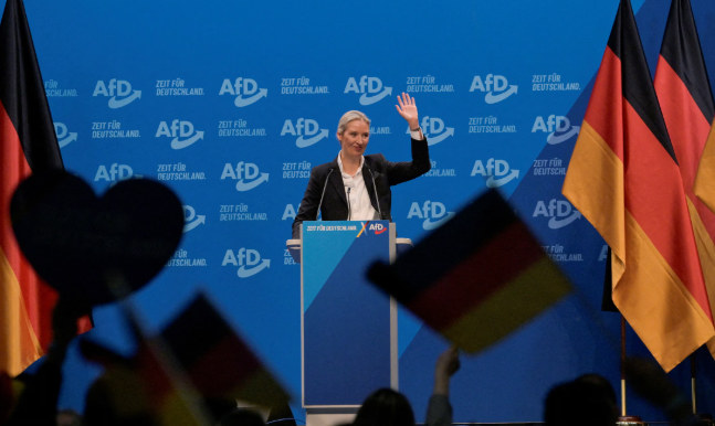 【ドイツ】保守政党AfD「不法移民への社会保障給付を廃止！大規模強制送還を実施する！！」