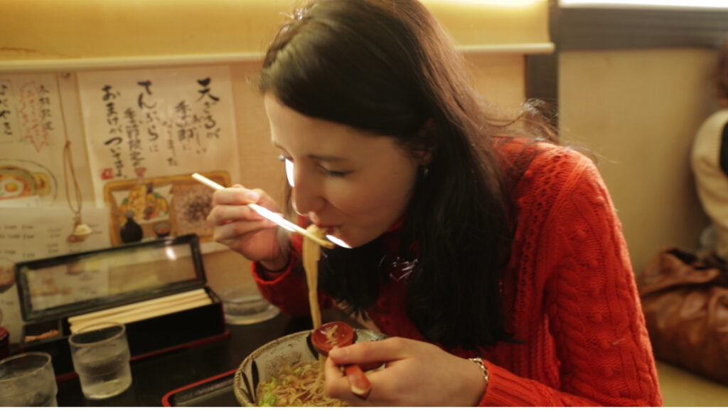 外人は蕎麦がすすれないので、レンゲの上に蕎麦をまとめて食べるらしいね。