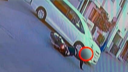 大阪】「俺、無免許やから」逆走バイクが「いきなり横からドン！」衝突された車の運転手は“全身むち打ち”に