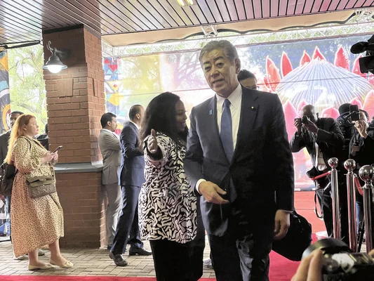 岩屋外相、中国の王毅外相と立ち話「やり取りの内容は差し控える」