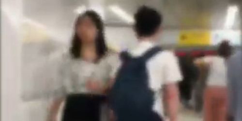 【話題】新宿駅で“ぶつかりおじさん”に遭遇した女性、カウンター狙いの鉄山靠（てつざんこう）で吹っ飛ばしてしまう