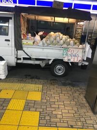駅前で軽トラ停めてメロンひと玉500円で売ってるけどあれって…