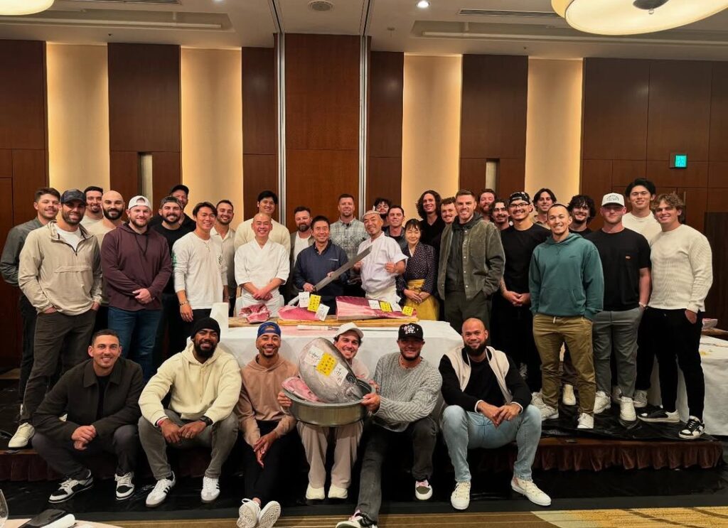 【MLB】大谷翔平ら主催の日本での夕食会　マグロ解体ショーも！　ベッツも笑顔　寿司挑戦のフリーマンに拍手喝采「悪くないね」