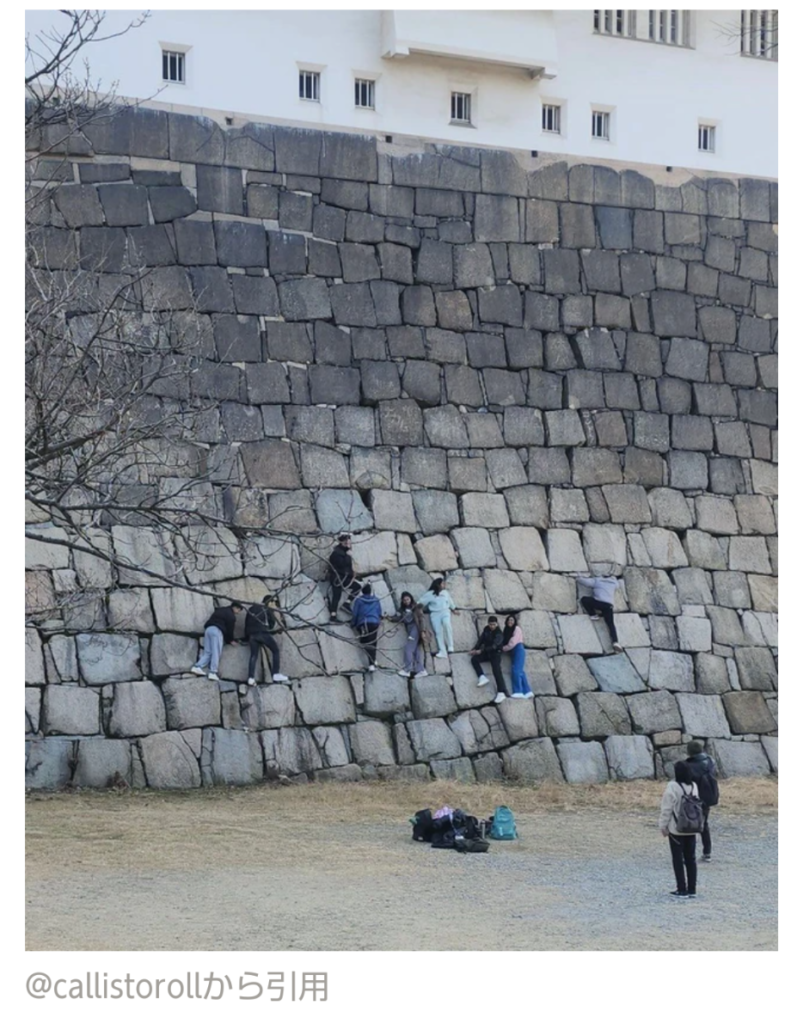 再)【大阪】外国人観光客？　“大阪城の石垣によじ登る大勢の姿”に相次ぐ批判   「ベルサイユに登る人はいません」