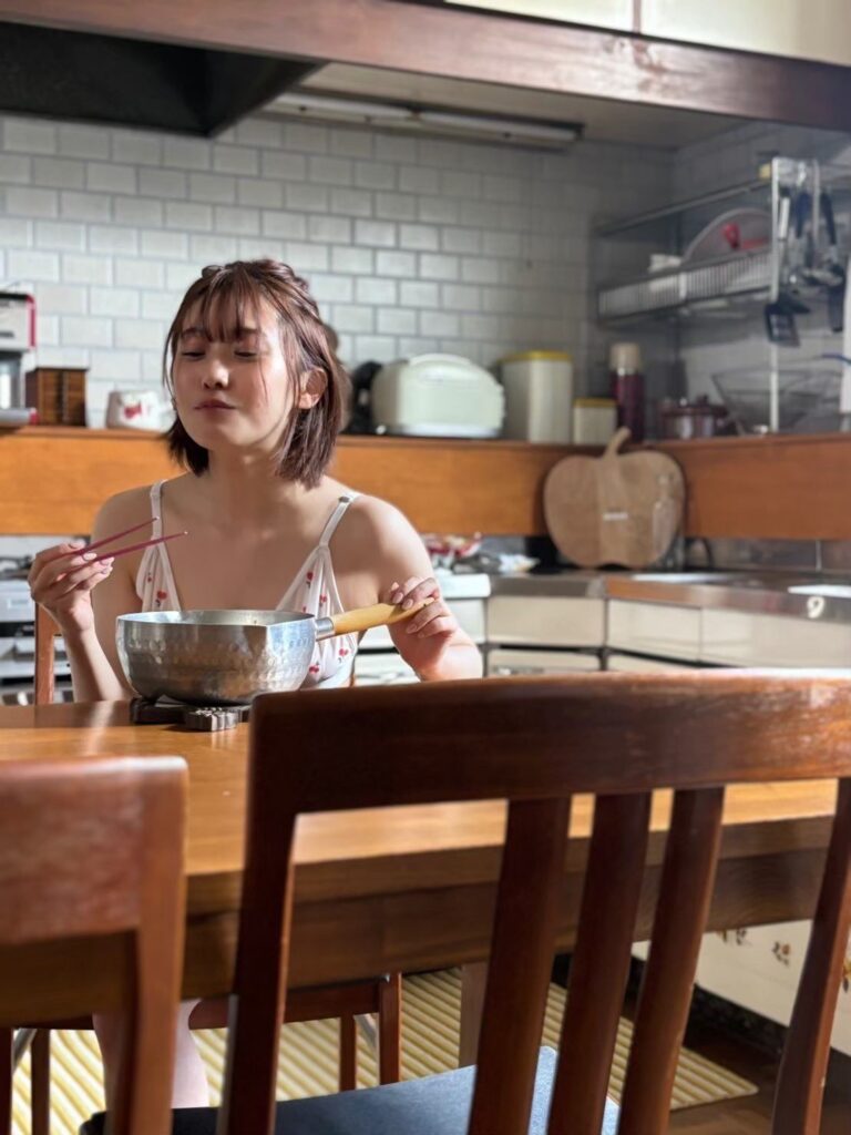 【画像】女の子さん、袋麺を鍋から直接食べてしまう【悲報】