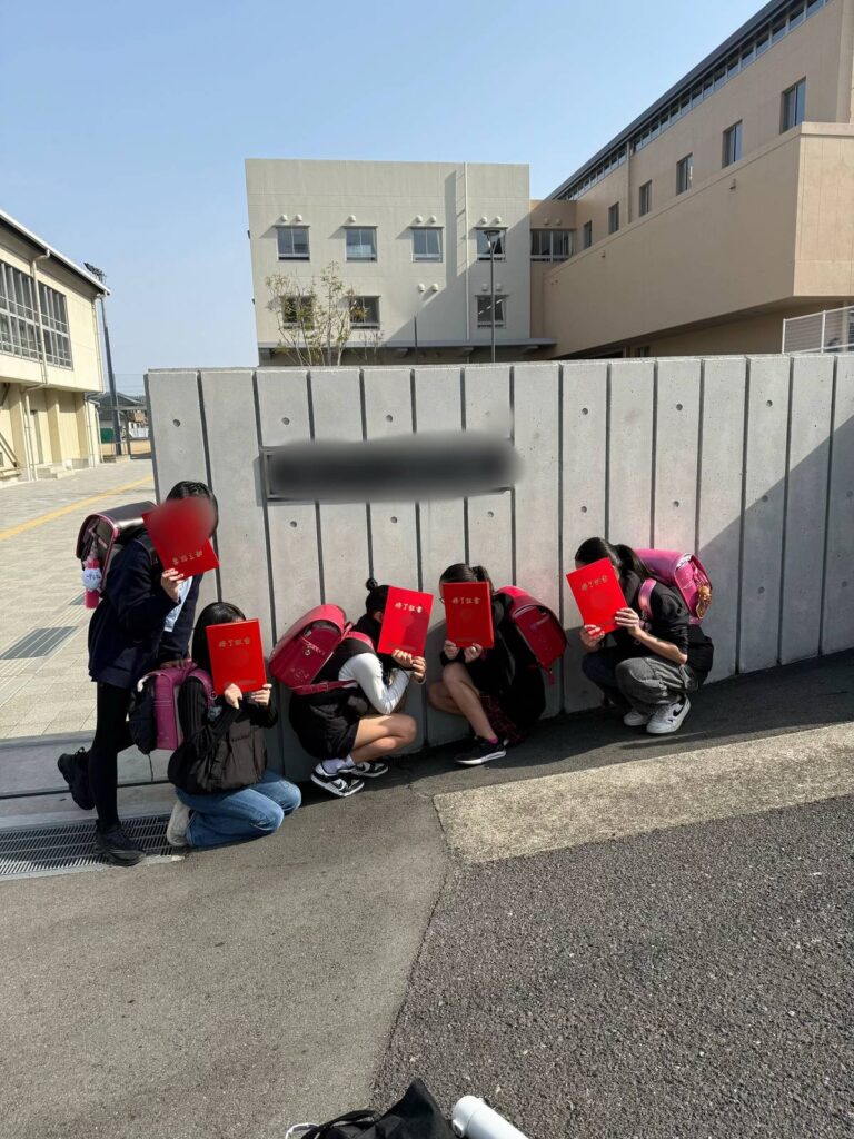 【画像】イマドキJSの卒業っぷり、今時ｗｗｗ