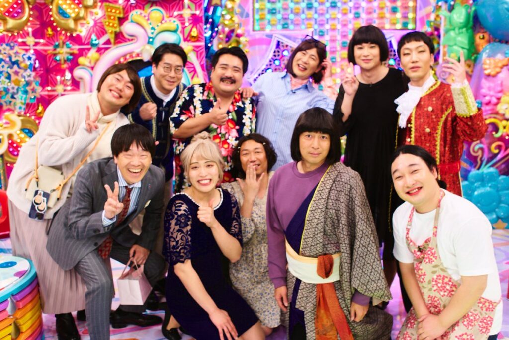 かが屋・加賀、『アメトーーク！』「女性役やってる芸人」集合写真を公開！ 「皆さん写り方まで完璧」