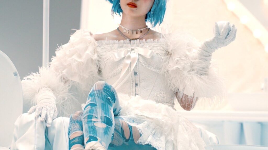 平手友梨奈、今年初X更新で新ビジュ公開 青髪姿にファン歓喜