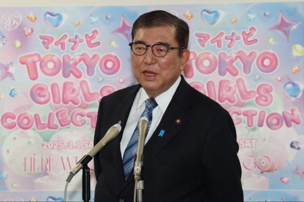 【悲報】石破茂、とんでもない背景で写真を撮られる