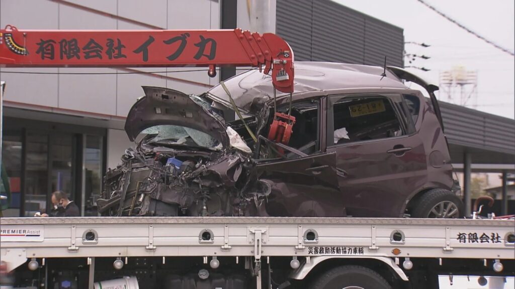 軽自動車がタンクローリーに激突、さらに後続の車にぶつけられプレス状態に　軽を運転していた男性死亡  [