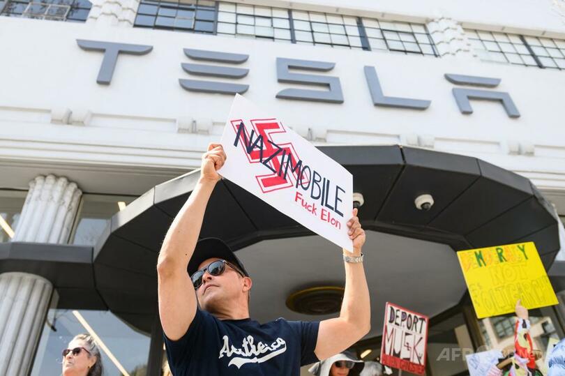 【ナ◯スの車を買うな】世界各地の 「テスラ」 店舗で抗議活動　 イーロン・マスク氏へ批判高まる