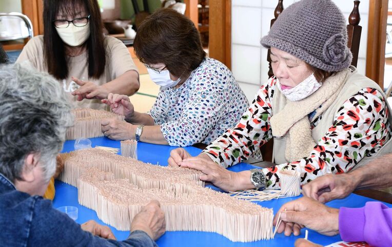 「税金が浪費される。本当にいいのか」　沖縄でつまようじ7万本を立てて辺野古反対訴え