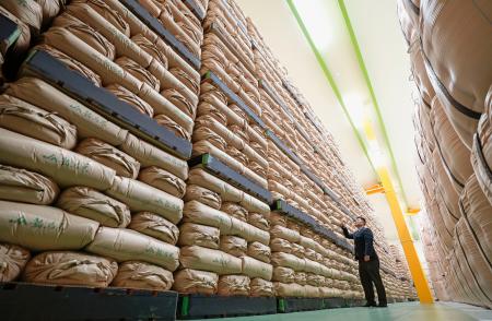【コメ価格５キロ４０００円に迫る】全国のスーパー平均価格は、２月１０～１６日に前年同期比９０・４％高の３８９２円・・・前年同期は２０４４円