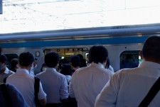 【トラブル】「邪魔だから押したのよ」満員電車で乗客を転ばせた40代女性。『目に余る迷惑行為』で乗客全員を敵に回した結果