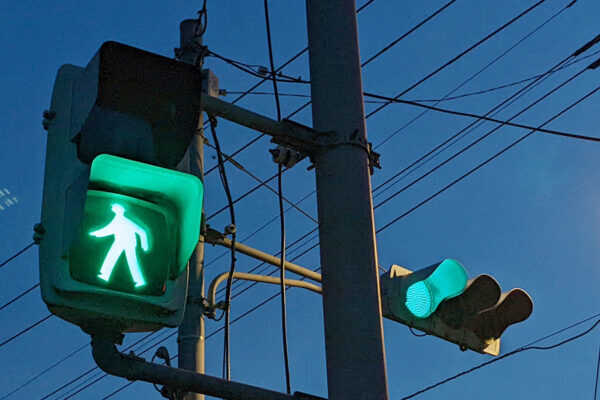 【信号の運用指針】「信号待ち」が全国的に長くなるかも!? 警察庁 指針見直し “歩行者と車の分離”が大幅に増えそうなワケ