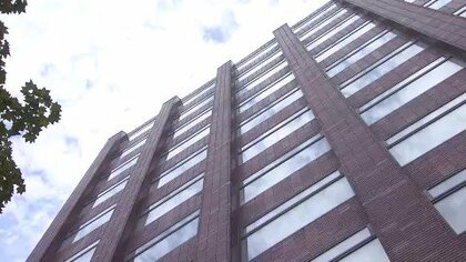 女子児童の着替えてる教室に録画中のスマホ入り筆箱を置き忘れてしまった先生、逮捕