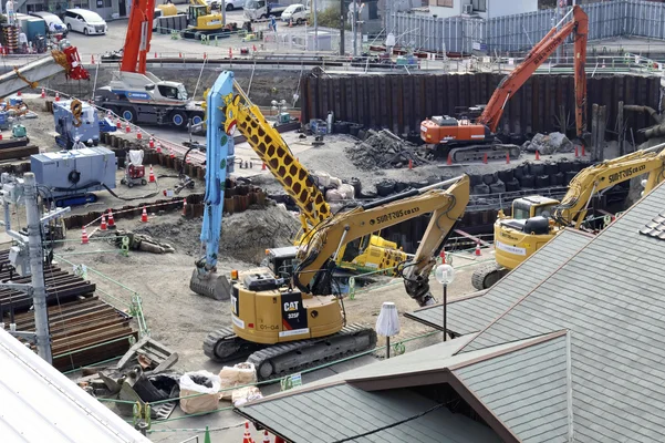 【地盤が極端に弱い、砂より細かい粒子】埼玉県が八潮市で行った地質調査によると、地下１・７メートルまでは粘土層で、その下は砂より細かいシルトと呼ばれる粒子の層だった