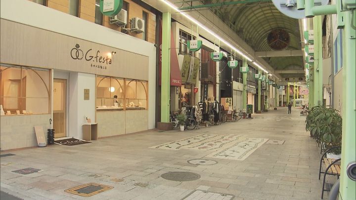 【岐阜県】商店街で転んだ1歳女児を蹴ってケガさせたか、33歳女を逮捕