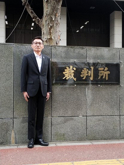 【河野太郎裁判 判決 3月21日(金)午後2時～ 東京地裁103号大法廷】くつざわ氏「太郎本人が逃げ回って出廷せずに、とうとう判決まで来てしまいました」