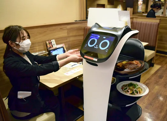有識者「AIが人間より優れてしまうと人間の仕事は無くなる」「既にガストは配膳ロボットが仕事奪った」