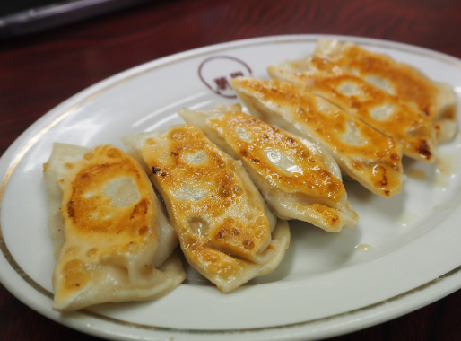 餃子に酢と胡椒って美味しいのかよ？やせ我慢して食っている様に見えるんだが。