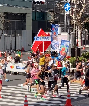【話題】東京マラソンで中国旗が交差点に陣取る！日本橋蛎殻町