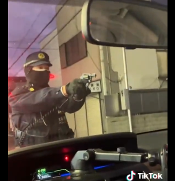 【話題】日本で警察が拳銃向けてるの初めて見た