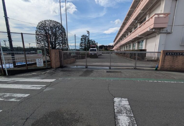【静岡・長泉町】あすの卒業式前に…中3女子生徒が校門で車にはねられ重傷　車運転の高齢女性が意識不明