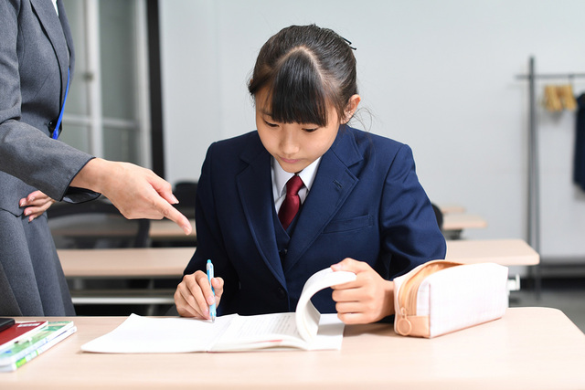 維新が胸を張る「高校の授業料無償化」に税金の無駄遣いの声…お膝元「大阪」で名門高が定員割れの衝撃