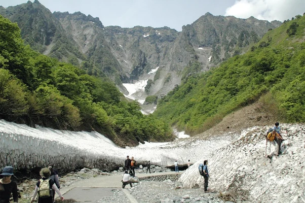 谷川岳で雪崩、登山中の男性２人死亡…今年最高１５・５度で雪崩注意報が発令中
