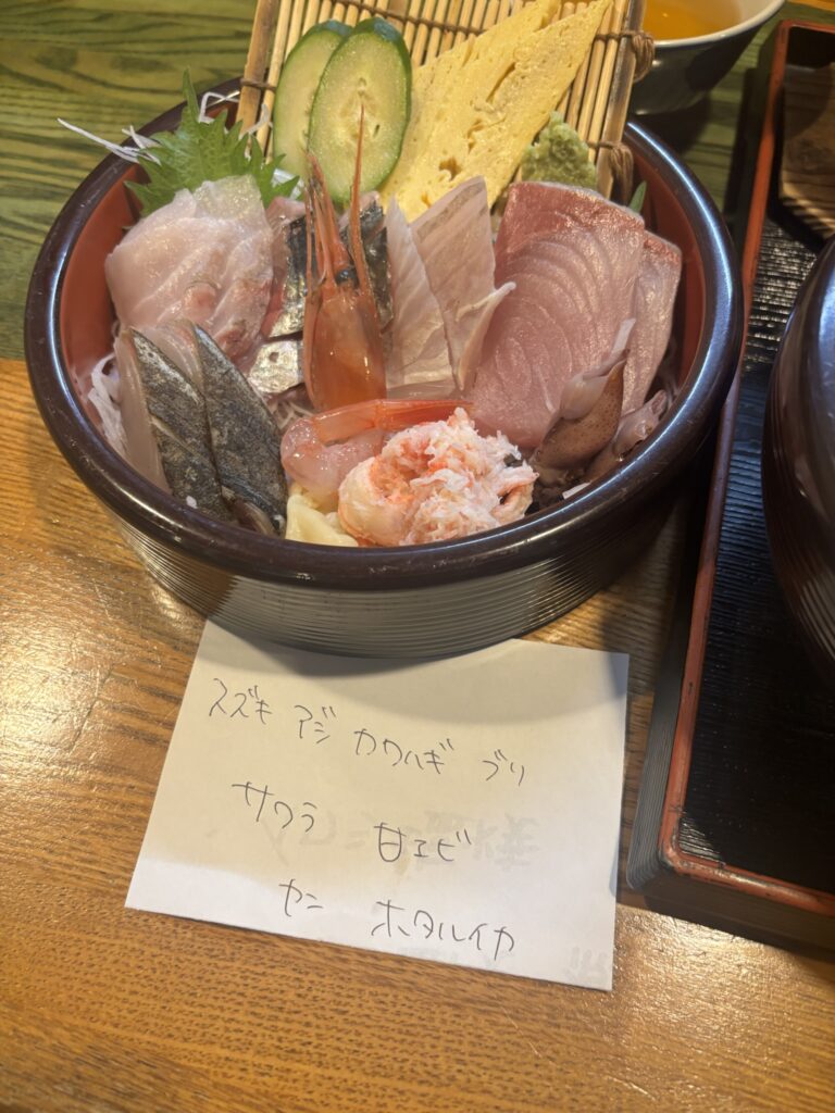 【画像】地方の1000円海鮮丼www