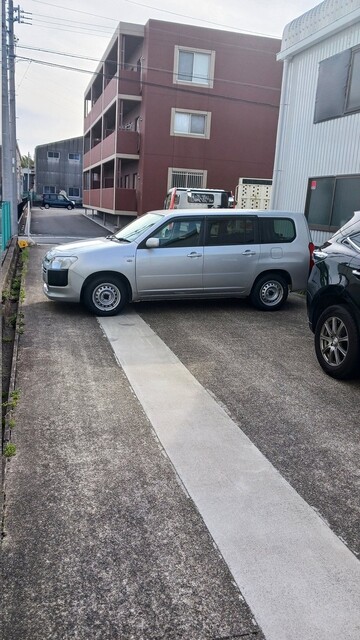【X】4年間の無断駐車…注意しても改善されず→ 出られないように車を塞いだら、相手の対応は？「年単位の恨みがすごい」「金で和解が一番」