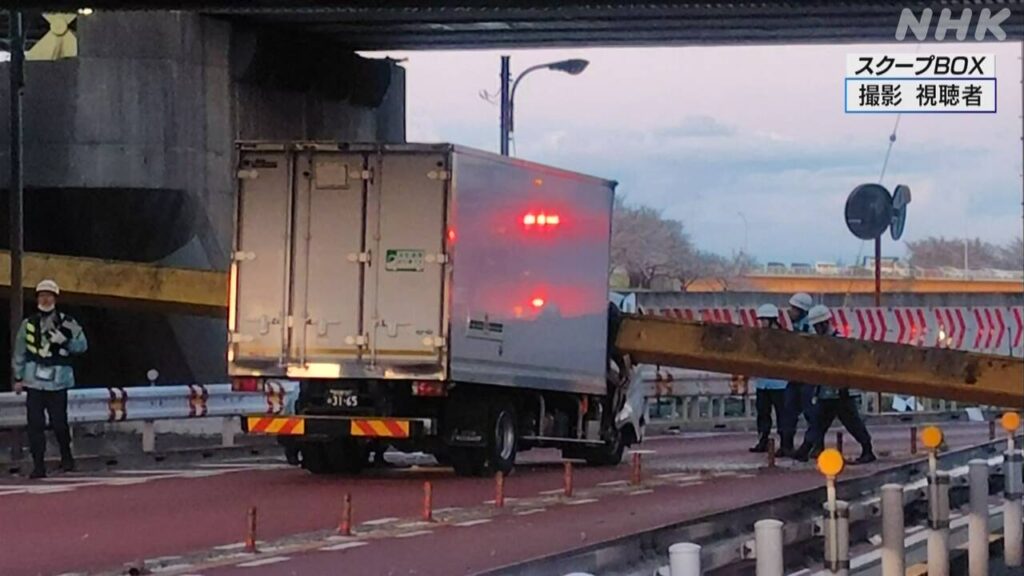 【事故／画像】東京 北区 高架橋から鉄骨落下 走行中トラック直撃 運転手けが
