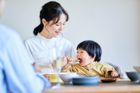 【子育て世帯】共働きは増加。世帯年収の平均は800万円台も「生活苦しい」65.0%