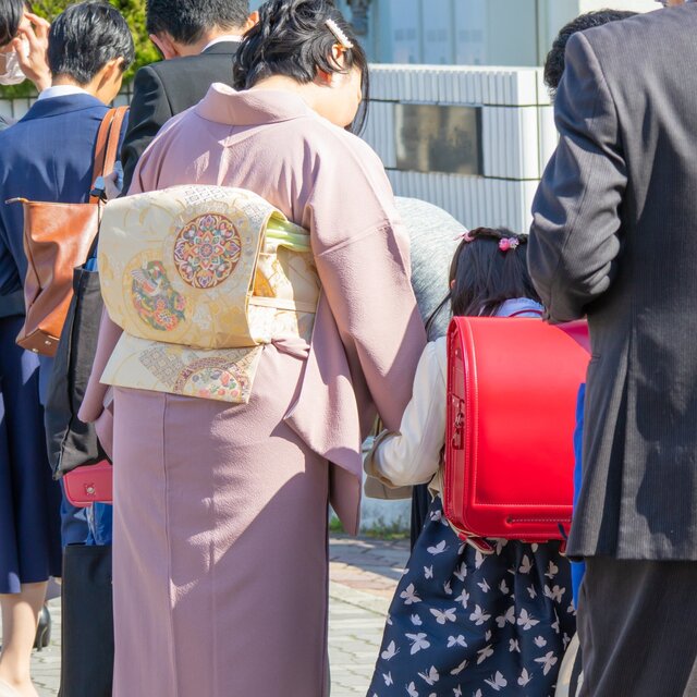 【学校カメラマン不足が深刻】スマホの普及、薄給と過酷な労働環境…「下着の写り込みの修正作業に1日費やすことも」「それでも子どもたちの大切な時期を記録に残したい」