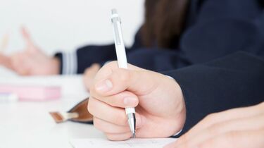 【学費】「授業料無償化」の裏で家計を蝕む“隠れ教育費”のリアル…公立も私立も関係なくジワリ増えている項目とは？