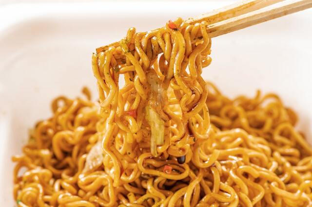 【男性が選ぶ】「マジでうまい」と思うカップ焼きそばランキング！ 第2位「U.F.O.」、1位「ペヤング」