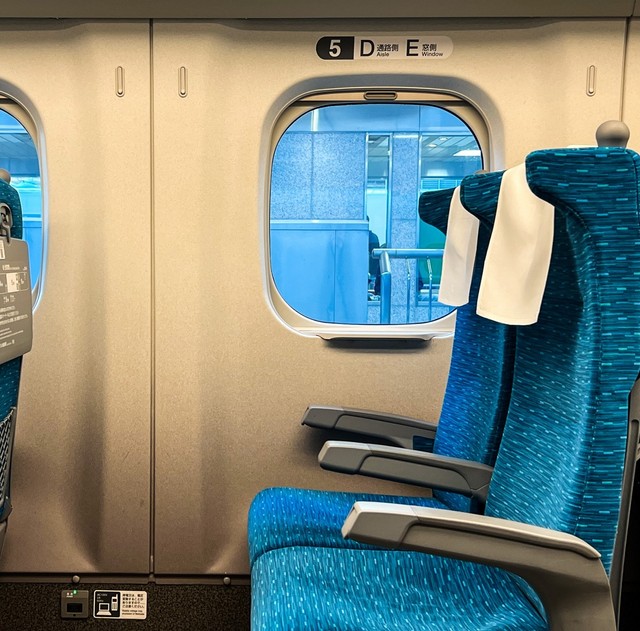 【電車】窓側に詰めない方が悪い？電車で窓側が空いているのに通路側に座る乗客にイラっとするのは私だけ？