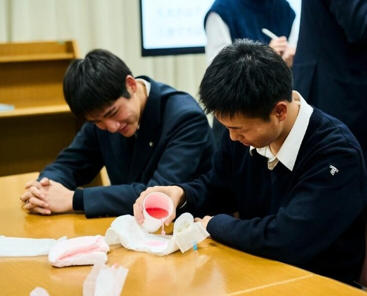 男子中学生がナプキンに赤い水を垂らす授業／新駅舎のデザインがナプキンそっくりと驚きの声の声